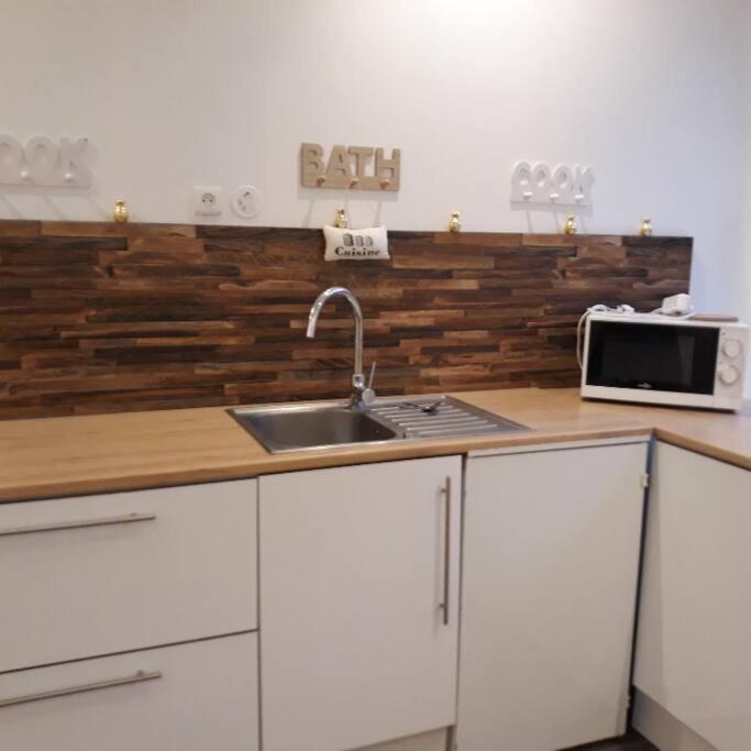 Appartement Agreable Au Centre Wifi Saint-Léonard-de-Noblat Exteriör bild